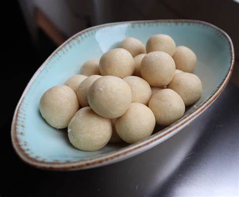 A number of dry curd balls in a blue serving dish
